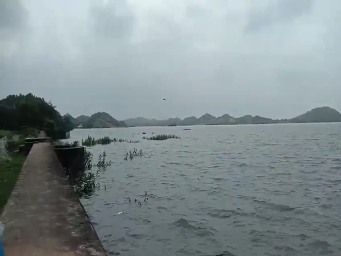 Bundi News: नदी-नाले उफान पर, मौत का पैगाम बनी बारिश! बूंदी में हाहाकार Bundi News: नदी-नाले उफान पर, मौत का पैगाम बनी बारिश! बूंदी में हाहाकार