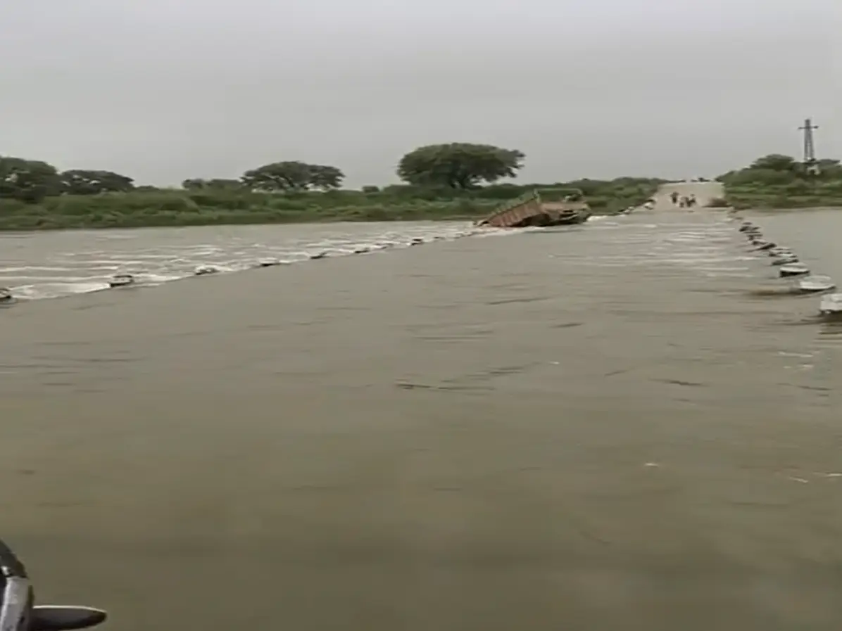 Dholpur News: तेज बहाव में बहा मिनी ट्रक, नदी में समा गया ड्राइवर और हेल्पर! Dholpur News: तेज बहाव में बहा मिनी ट्रक, नदी में समा गया ड्राइवर और हेल्पर!
