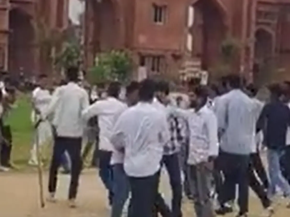 Sikar: शेखावाटी यूनिवर्सिटी में बवाल! छात्र संगठनों के बीच जबरदस्त झड़प, चले लाठी-डंडे