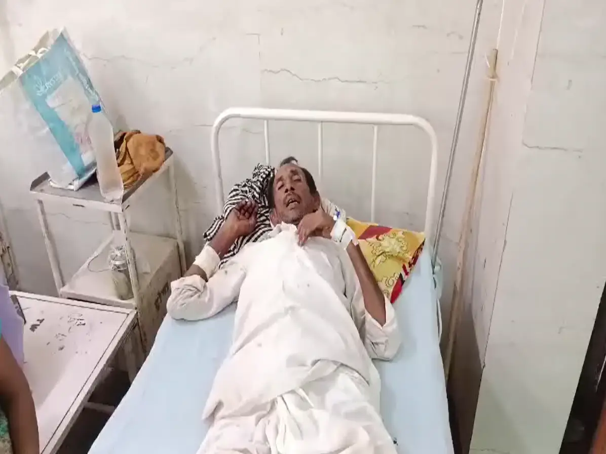 Alwar News: 65 साल के ग्यारसीराम की चीखों से कांपी इंसानियत! मंदिर बना छुआछूत का मैदान Alwar News: 65 साल के ग्यारसीराम की चीखों से कांपी इंसानियत! मंदिर बना छुआछूत का मैदान
