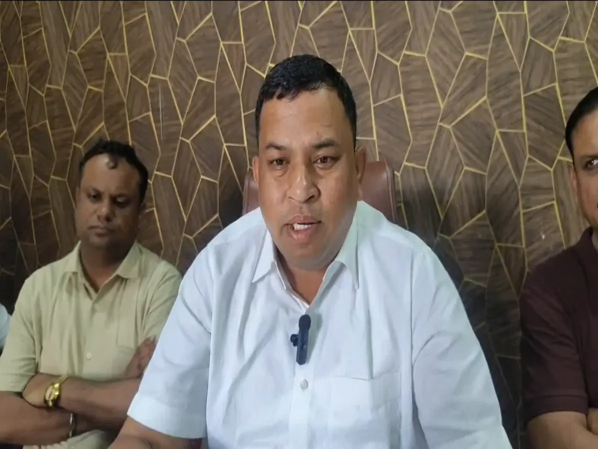 Pratapgarh News: प्रतापगढ़ में हनुमान प्रतिमा विवाद पर सियासत गरमाई, पूर्व MLA ने दी चेतावनी Pratapgarh News: प्रतापगढ़ में हनुमान प्रतिमा विवाद पर सियासत गरमाई, पूर्व MLA ने दी चेतावनी