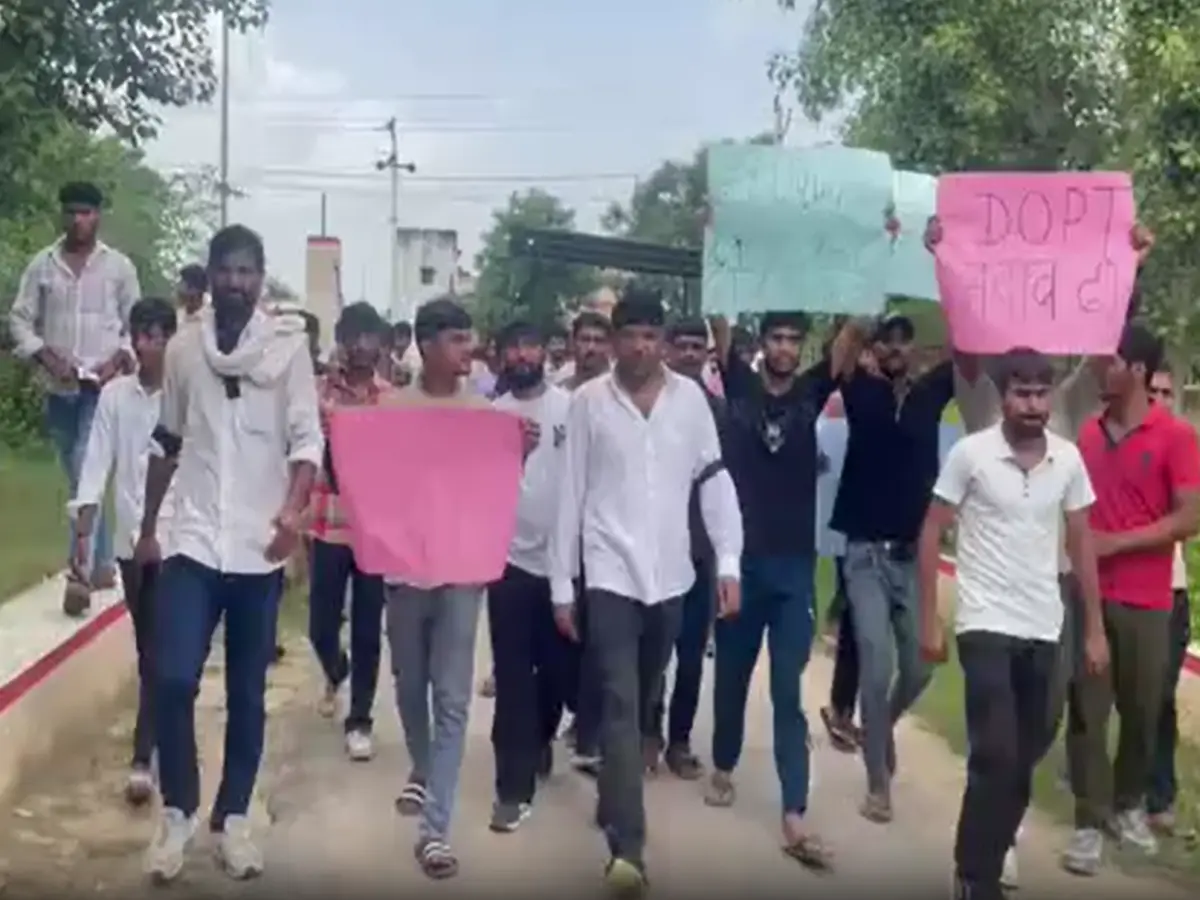 Kotputli: भविष्य बर्बाद कर रही SSC परीक्षाएं! बानसूर में भी सड़कों पर उतरे हजारों छात्र