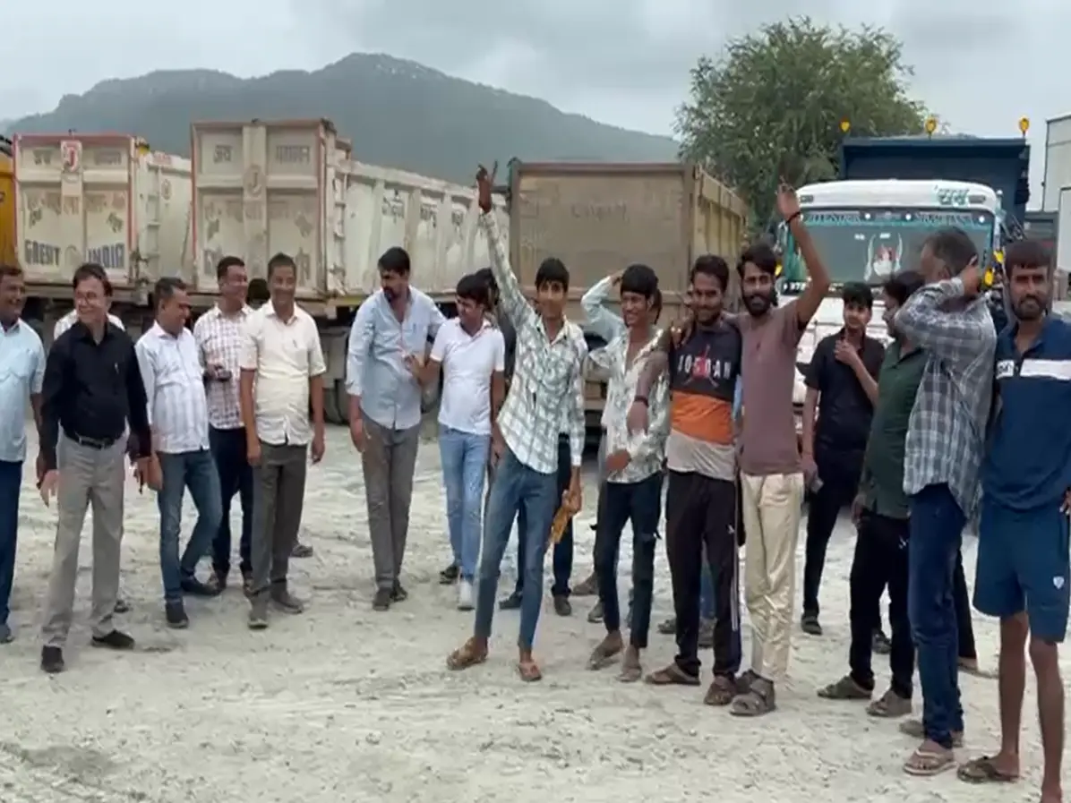 Sikar News: खनन कारोबारियों की बगावत! नीमकाथाना में अनिश्चितकालीन हड़ताल का ऐलान Sikar News: खनन कारोबारियों की बगावत! नीमकाथाना में अनिश्चितकालीन हड़ताल का ऐलान