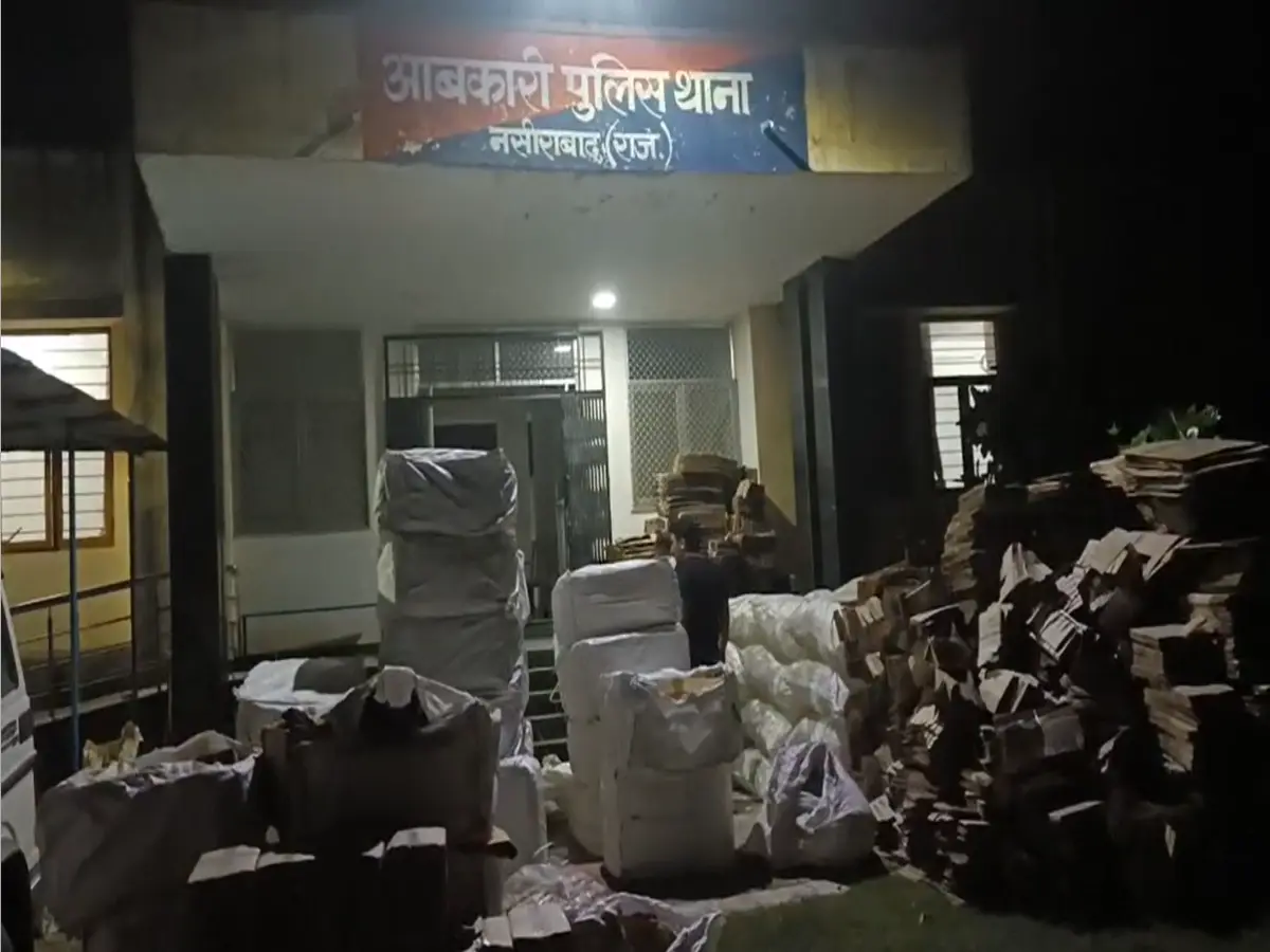 Ajmer News: तिजोरी नहीं, बोतलें निकलीं! अवैध शराब माफिया के अड्डे से लाखों का माल जब्त
