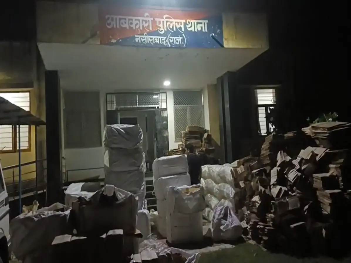 Ajmer News: तिजोरी नहीं, बोतलें निकलीं! अवैध शराब माफिया के अड्डे से लाखों का माल जब्त Ajmer News: तिजोरी नहीं, बोतलें निकलीं! अवैध शराब माफिया के अड्डे से लाखों का माल जब्त