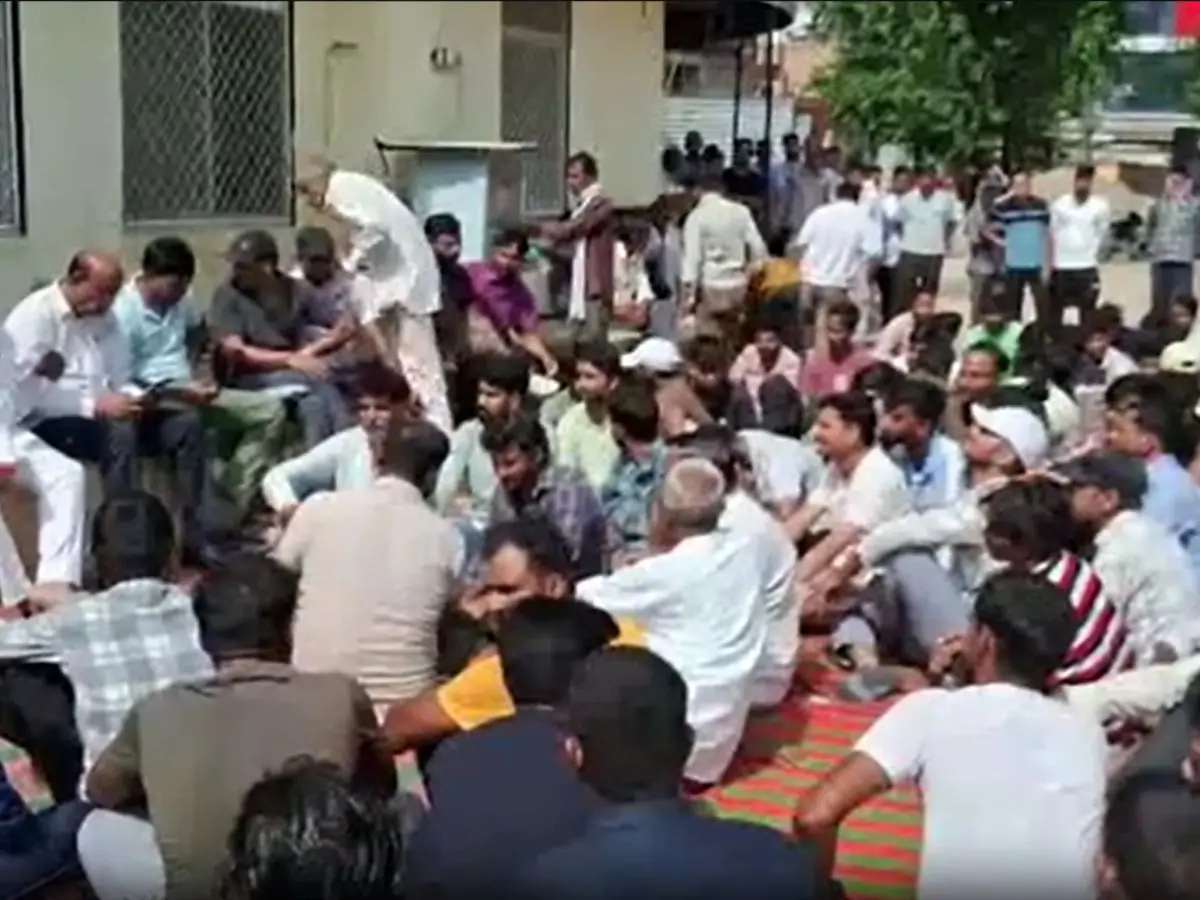 चौथी मंजिल से गिरने से मजदूर की मौत, परिजनों ने बिल्डर पर...