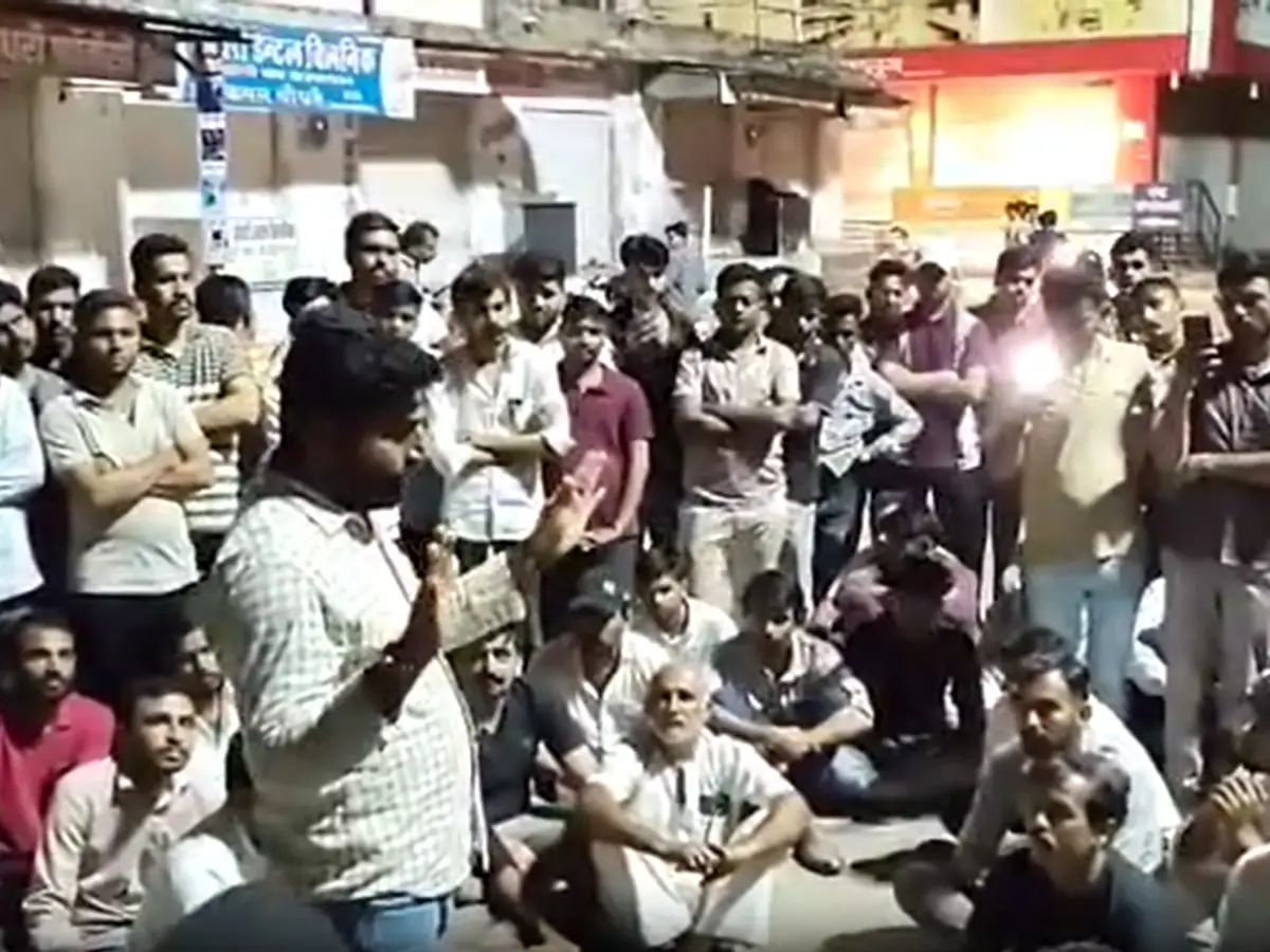 पानी के टैंकर की चपेट में आए मजदूर की मौत, प्रदर्शन कर परिजनों ने रखी तीन मांगे पानी के टैंकर की चपेट में आए मजदूर की मौत, प्रदर्शन कर परिजनों ने रखी तीन मांगे