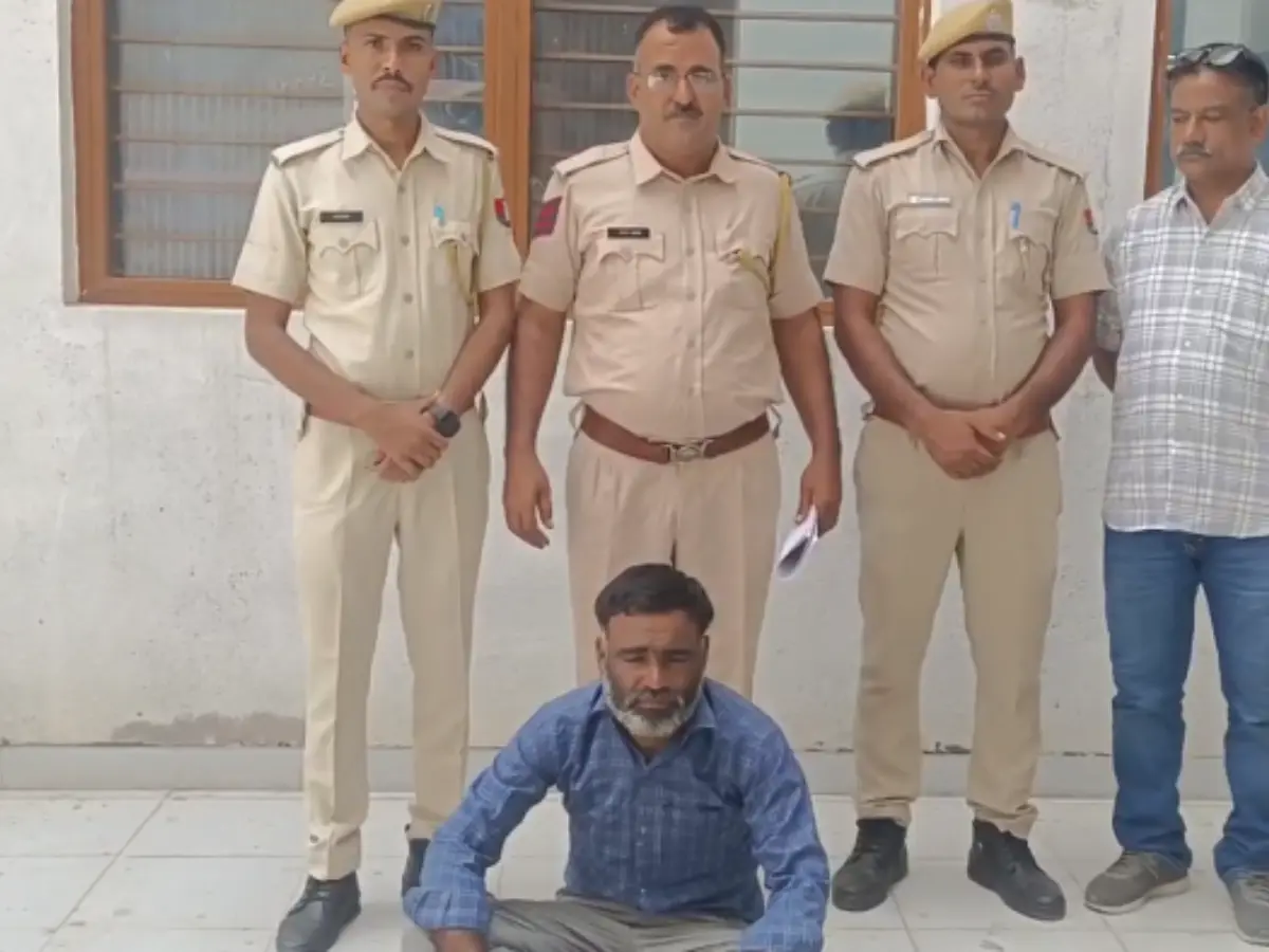 Churu: हिस्ट्रीशीटर कृष्ण मेघवाल गिरफ्तार, पेड़ पर चढ़ पुलिस को दे रहा था धमकी Churu: हिस्ट्रीशीटर कृष्ण मेघवाल गिरफ्तार, पेड़ पर चढ़ पुलिस को दे रहा था धमकी