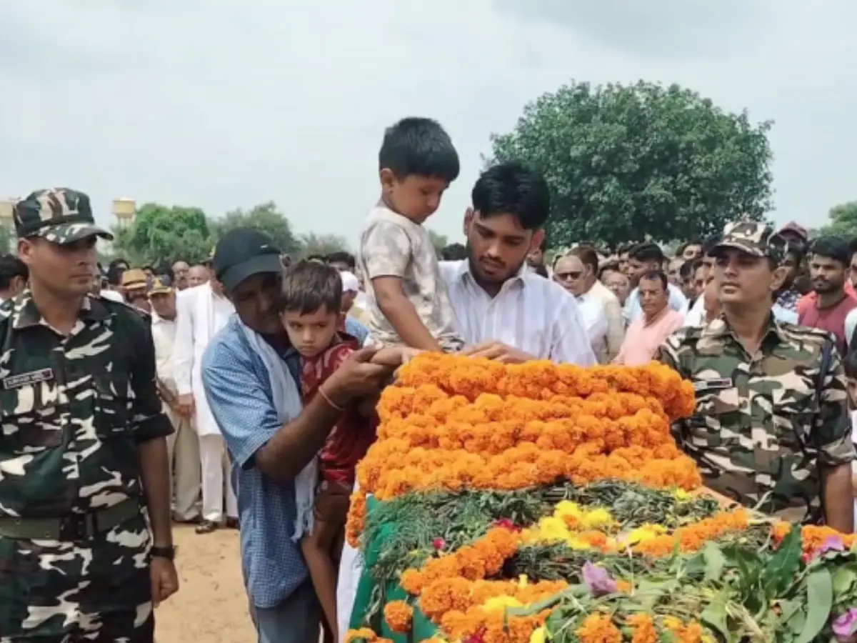 Sikar: 2 साल के बेटे ने दी  जवान राजेंद्र प्रसाद बगड़िया को मुखाग्नि, मां-पत्नी हुई बेसुध