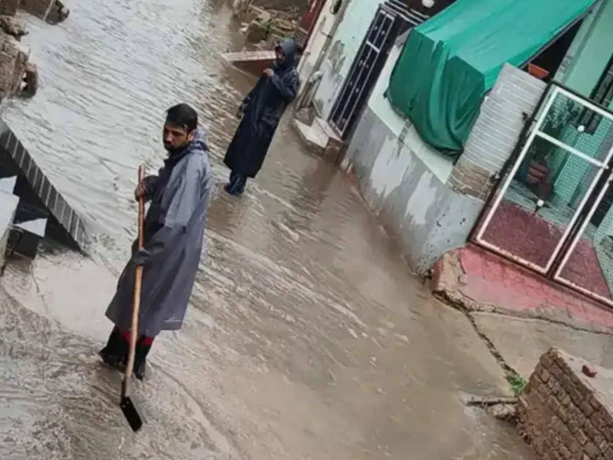 Anupgarh: अस्पताल में भरा बारिश का पानी,  पोस्टमार्टम करने के लिए दीवार पर चढ़कर गए डॉ.