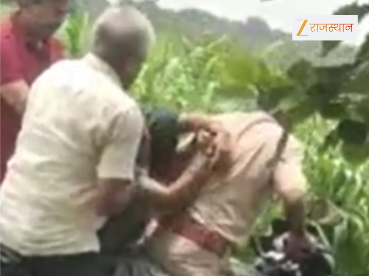 Alwar News: पुलिस की ऐसी कार्रवाई कि महिला को बाइक पर बैठाकर ले आई थाने, वीडियो वायरल होने के बाद हंगामा, लाठीचार्ज... Alwar News: पुलिस की ऐसी कार्रवाई कि महिला को बाइक पर बैठाकर ले आई थाने, वीडियो वायरल होने के बाद हंगामा, लाठीचार्ज...