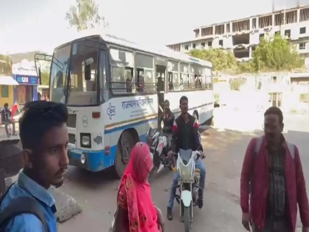 Bundi News : रक्षाबंधन से पहले रोडवेज ड्राइवरों की हड़ताल, सैलरी-पीएफ और बीमा नहीं देने का आरोप Bundi News : रक्षाबंधन से पहले रोडवेज ड्राइवरों की हड़ताल, सैलरी-पीएफ और बीमा नहीं देने का आरोप
