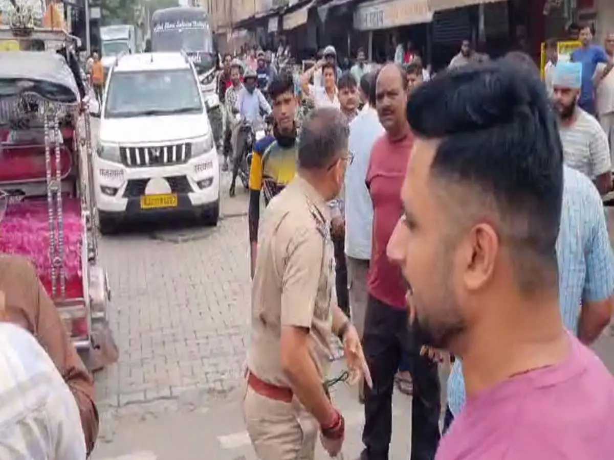Sikar News : 10 साल पुरानी सड़क पर गदंगी-कीचड़ से परेशान व्यापारियों का जाम, पुलिस ने खड़ेदा