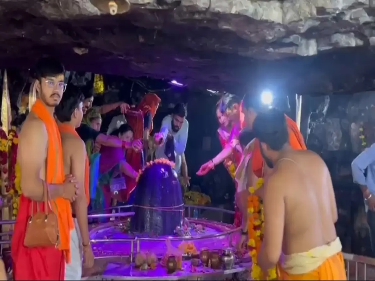 Banswara News: बेणेश्वर से मदारेश्वर तक गूंजा 'हर हर महादेव', कांवड़ यात्रा में उमड़ा शिव भक्तों का जनसैला