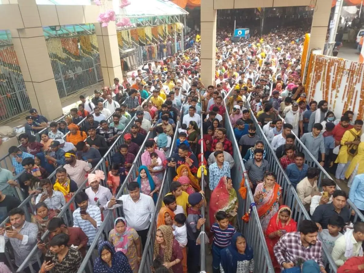 Khatu Shyam Ji: 3 महिला श्रद्धालुओं की चेन तोड़ी, CCTV में नजर आए चोर Khatu Shyam Ji: 3 महिला श्रद्धालुओं की चेन तोड़ी, CCTV में नजर आए चोर