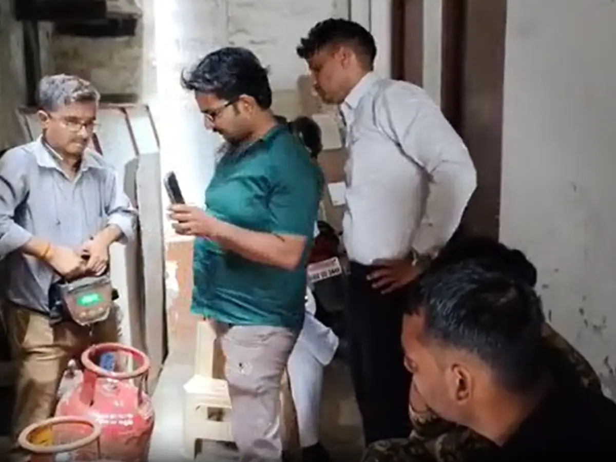 अवैध गैस रिफलिंग के गोदाम पर दबिश, दस गैस सिलेंडर जब्त अवैध गैस रिफलिंग के गोदाम पर दबिश, दस गैस सिलेंडर जब्त