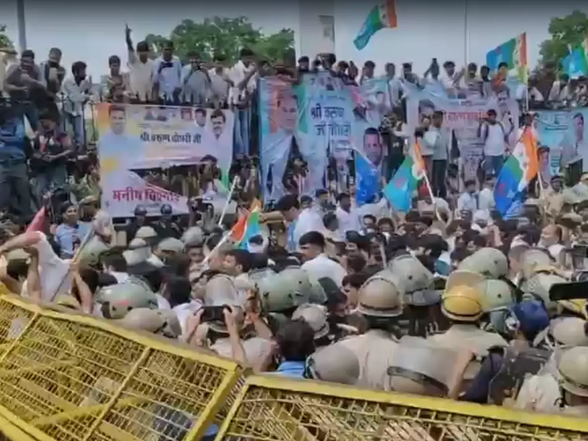 सीएम हाउस की ओर बढ़े NSUI कार्यकर्ता, पुलिस ने वॉटर कैनन से रोका सीएम हाउस की ओर बढ़े NSUI कार्यकर्ता, पुलिस ने वॉटर कैनन से रोका