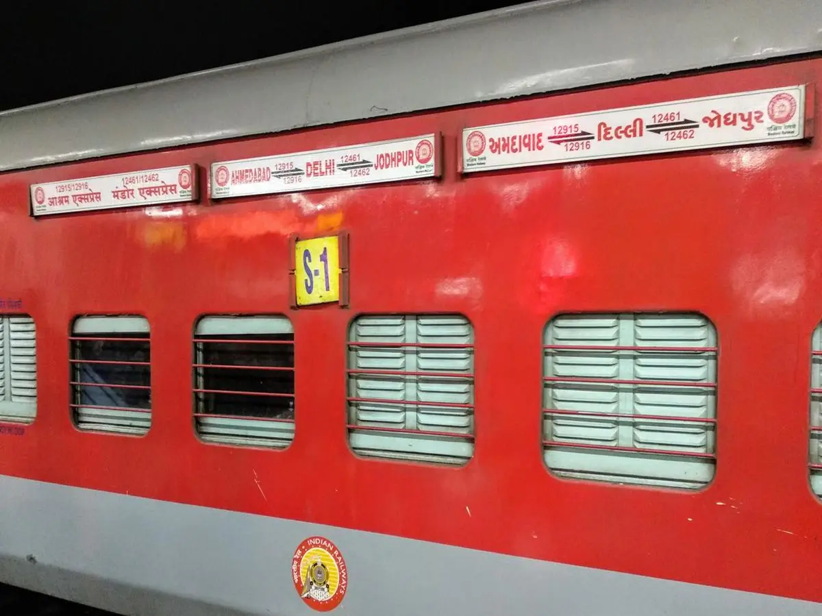 Jodhpur News: मंडोर एक्सप्रेस रेल में 6 यात्रियों का सामान चोरी, जांच में जुटी RPF Jodhpur News: मंडोर एक्सप्रेस रेल में 6 यात्रियों का सामान चोरी, जांच में जुटी RPF