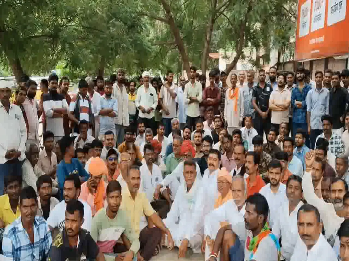 Jalore News: भीनमाल में 40 साल से बसे गरीब परिवार उजाड़े, कोर्ट आदेश के बावजूद तोड़फोड़! Jalore News: भीनमाल में 40 साल से बसे गरीब परिवार उजाड़े, कोर्ट आदेश के बावजूद तोड़फोड़!
