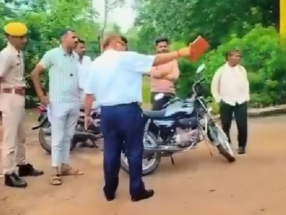 Baran News: शाहाबाद उपखंड अधिकारी ने लोगों के साथ की गाली-गलौज, मारे थप्पड़ Baran News: शाहाबाद उपखंड अधिकारी ने लोगों के साथ की गाली-गलौज, मारे थप्पड़