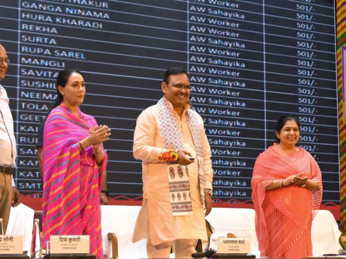 CM भजनलाल ने रक्षाबंधन पर आंगनबाड़ी बहनों को दिया तोहफा, विपक्ष ने कहा ‘रेवड़ी’ CM भजनलाल ने रक्षाबंधन पर आंगनबाड़ी बहनों को दिया तोहफा, विपक्ष ने कहा ‘रेवड़ी’
