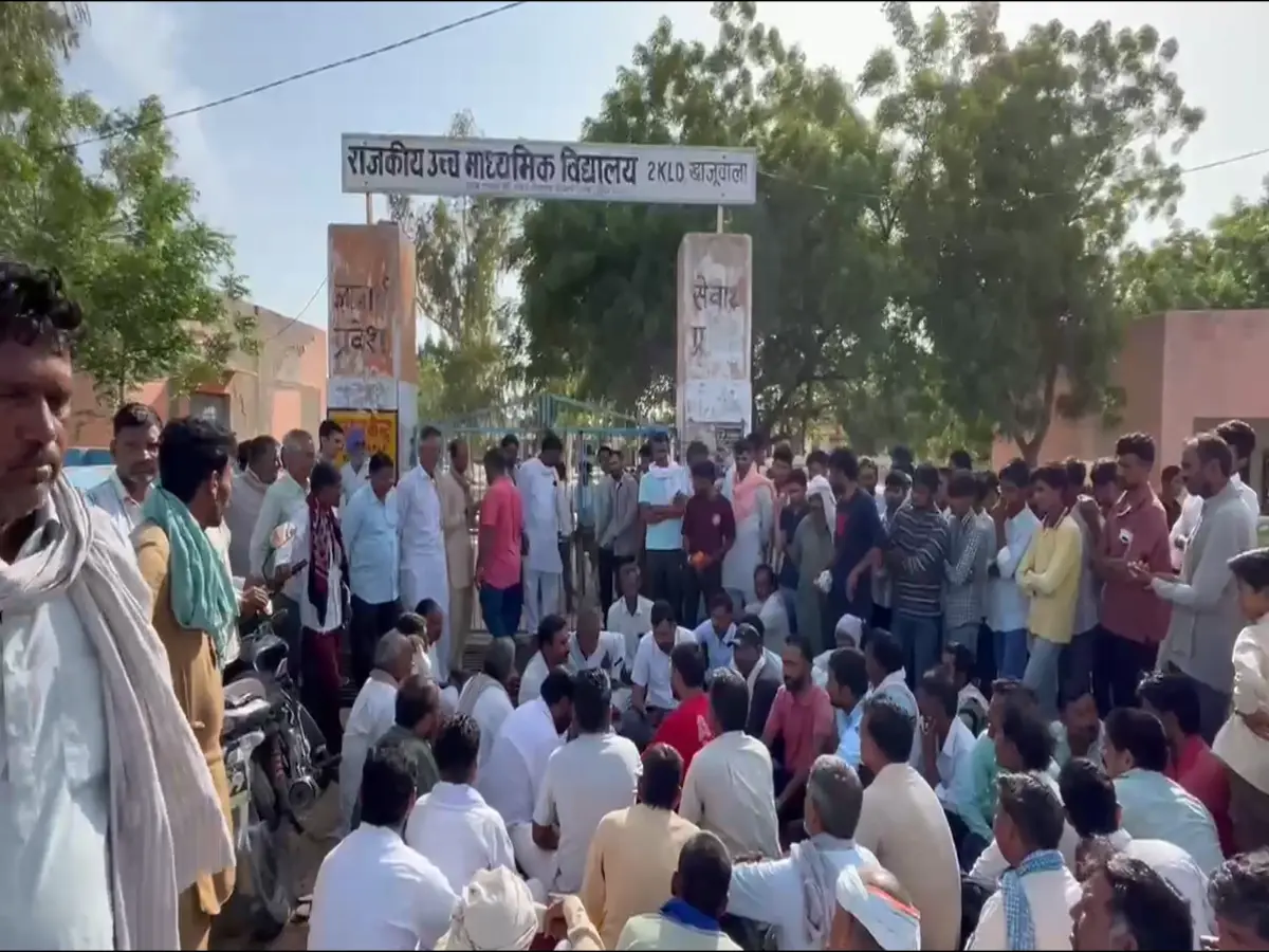 Bikaner News: खाजूवाला में शिक्षक की शर्मनाक हरकत से हंगामा, छात्रा को दिया लव लेटर
