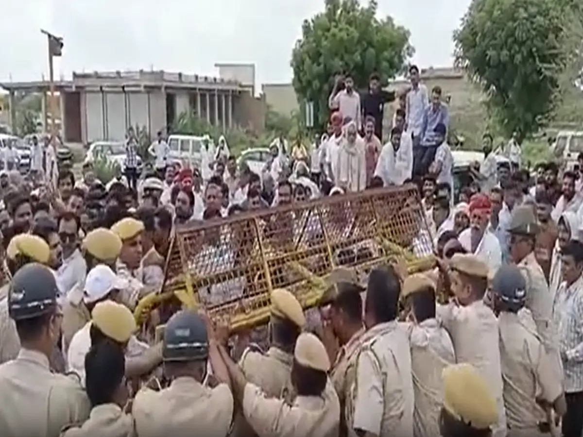 Didwana: स्मार्ट मीटर योजना के खिलाफ भड़के विधायक भाकर, कलेक्टर ऑफिस के बाहर दिया धरना Didwana: स्मार्ट मीटर योजना के खिलाफ भड़के विधायक भाकर, कलेक्टर ऑफिस के बाहर दिया धरना