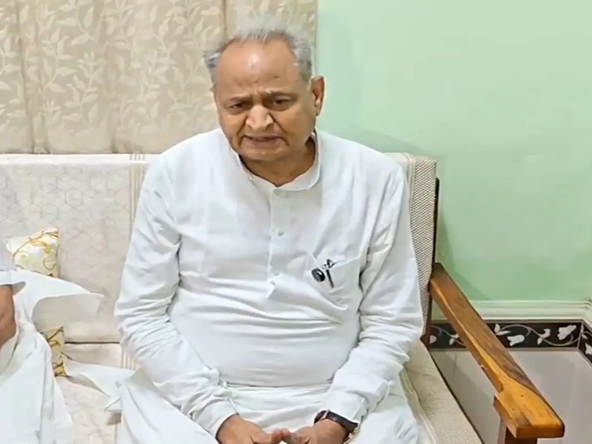 NCERT किताब विवाद: अशोक गहलोत बोले- RSS का एजेंडा है इतिहास को तोड़-मरोड़ कर पेश करना NCERT किताब विवाद: अशोक गहलोत बोले- RSS का एजेंडा है इतिहास को तोड़-मरोड़ कर पेश करना