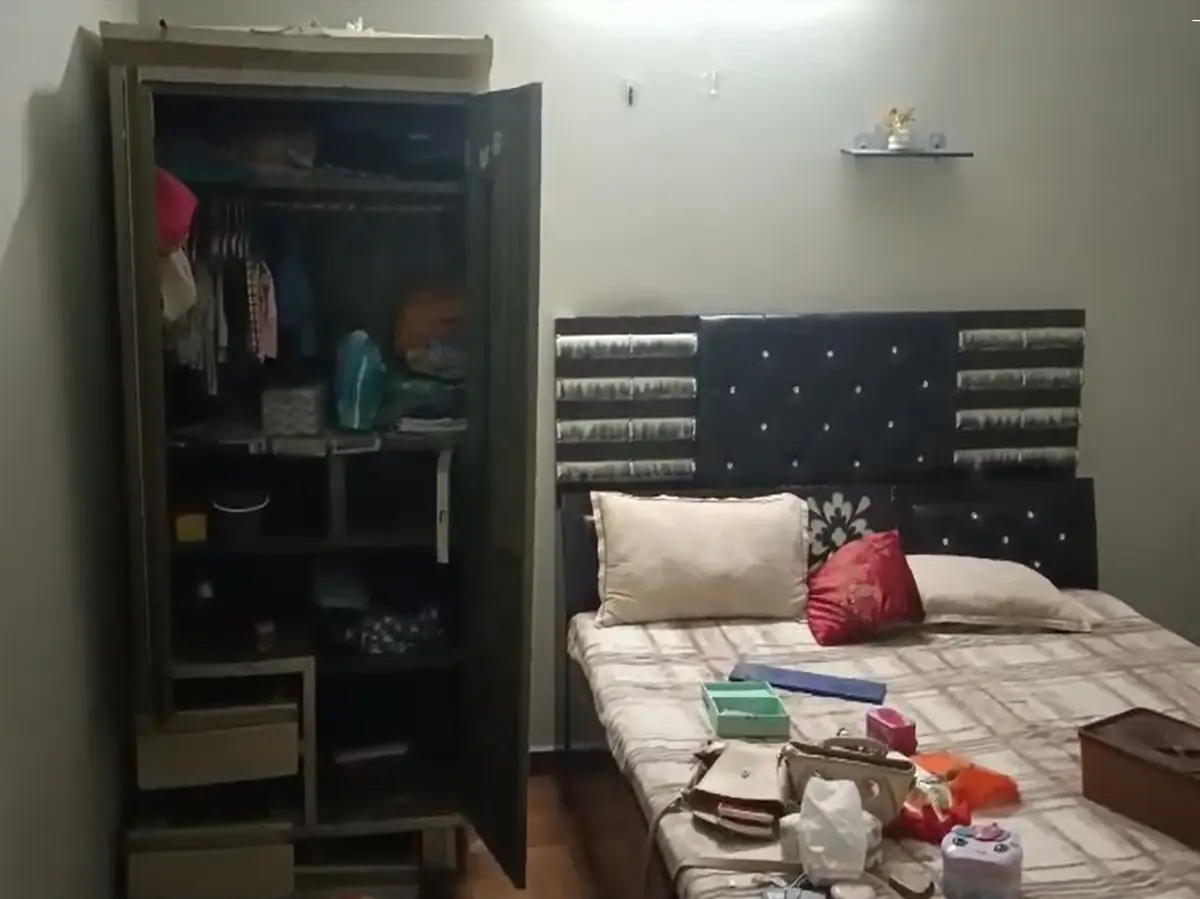 मामा के देहांत में गया था शख्स, चोरों ने फ्लैट तोड़कर उड़ाए 10 लाख के जेवरात और ढाई लाख मामा के देहांत में गया था शख्स, चोरों ने फ्लैट तोड़कर उड़ाए 10 लाख के जेवरात और ढाई लाख