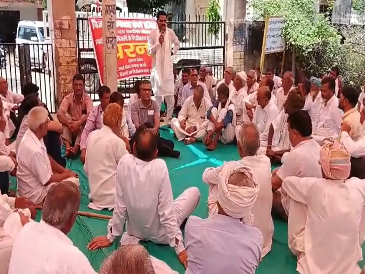 Sikar News : स्मार्ट मीटर लगाने का विरोध, कहा- पूंजीपतियों को फायदा पहुंचाने के लिए आमजन संग कुठाराघात