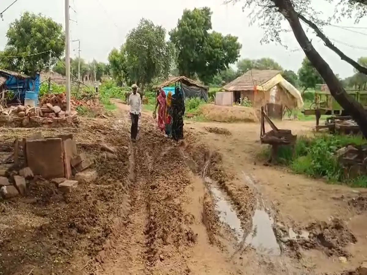 Dholpur News: धौलपुर में बिना काम के उठा लिए 5 लाख! ग्रामीणों ने पकड़ा सरपंच का खेल Dholpur News: धौलपुर में बिना काम के उठा लिए 5 लाख! ग्रामीणों ने पकड़ा सरपंच का खेल