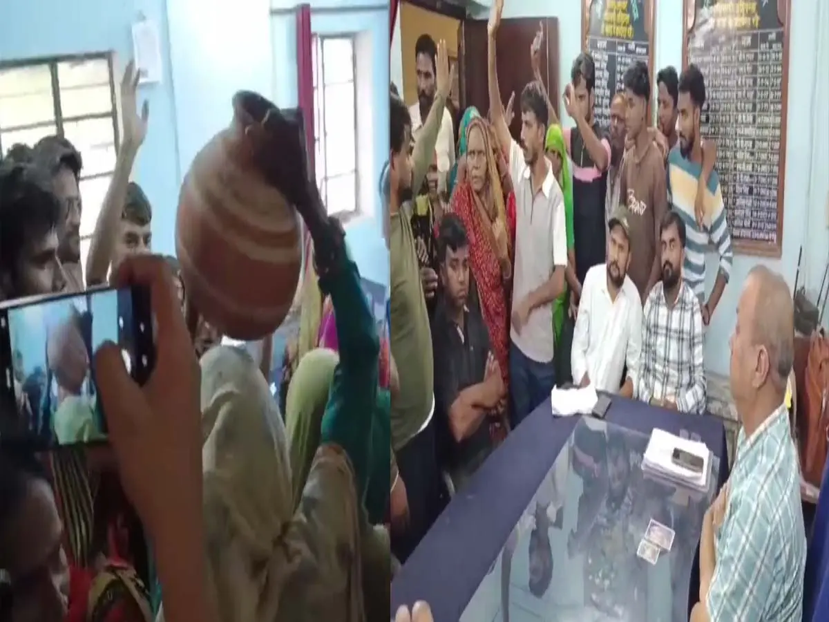 Alwar News : हरिजन बस्ती में 15 साल से पानी की किल्लत, XEN के चेंबर में फोड़े गए मटके Alwar News : हरिजन बस्ती में 15 साल से पानी की किल्लत, XEN के चेंबर में फोड़े गए मटके