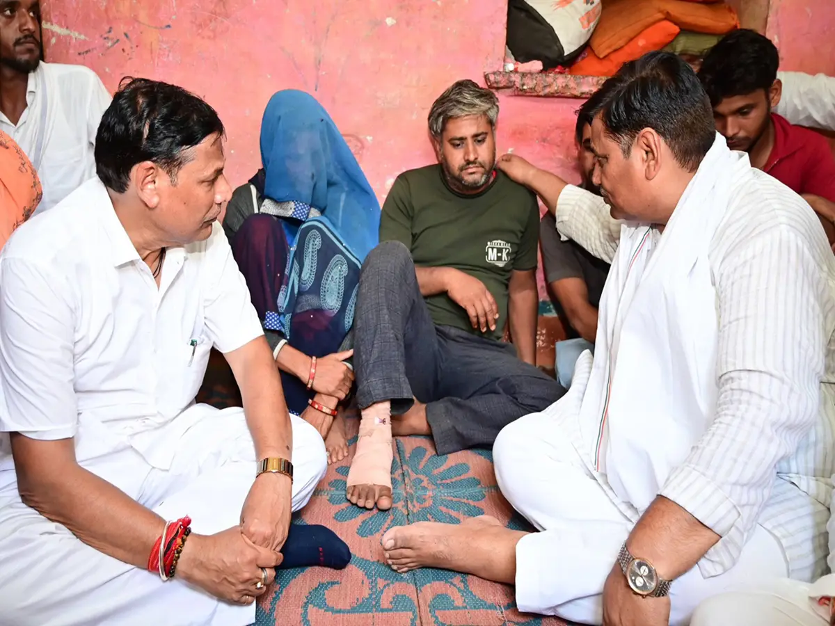 Jhalawar: पीपलोदी स्कूल हादसे के पीड़ितों से मिले डोटासरा, बांटे एक-एक लाख Jhalawar: पीपलोदी स्कूल हादसे के पीड़ितों से मिले डोटासरा, बांटे एक-एक लाख