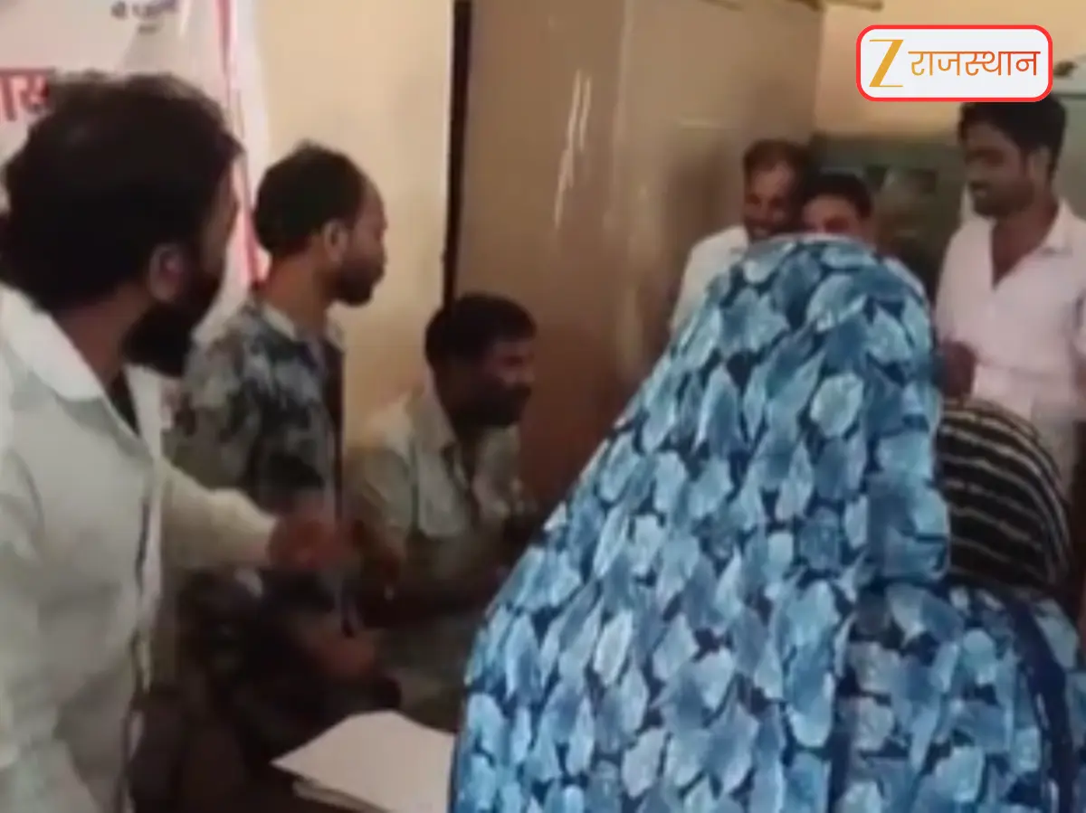 Pratapgarh News: बरोठा ग्राम पंचायत में पानी, नरेगा और विकास कार्यों में भ्रष्टाचार से आक्रोशित महिलाएं, प्रशासन से की कार्रवाई की मांग Pratapgarh News: बरोठा ग्राम पंचायत में पानी, नरेगा और विकास कार्यों में भ्रष्टाचार से आक्रोशित महिलाएं, प्रशासन से की कार्रवाई की मांग