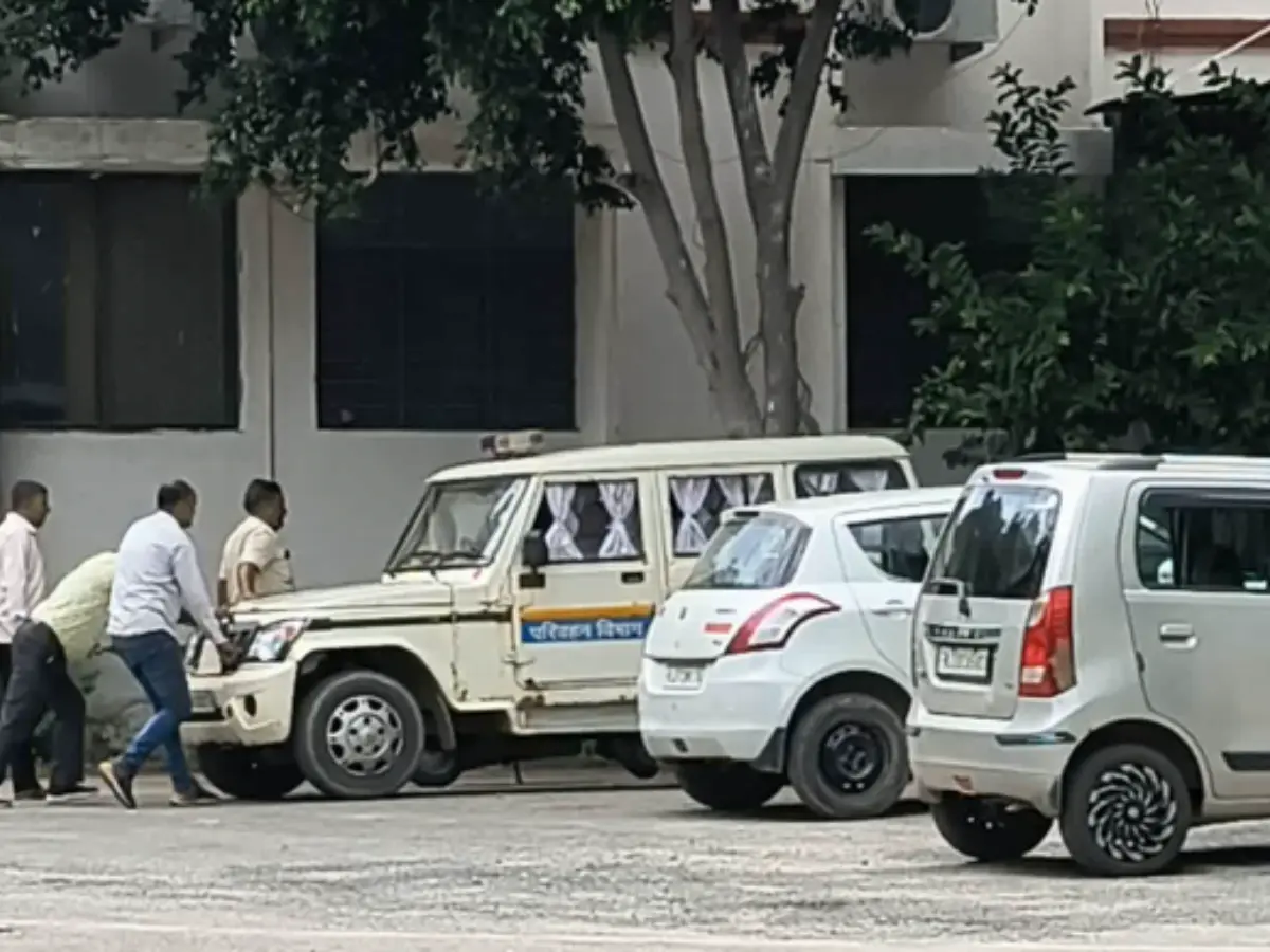 चल यार धक्का मार, बंद है मोटरकार...DTO की बोलेरो कार कलेक्ट्रेट में हुई बंद