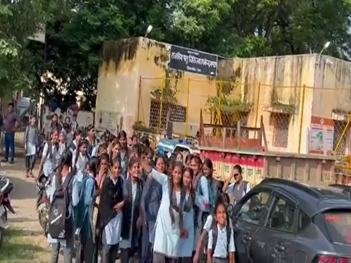 Kota: तीन कमरे, 200 बच्चे... मंडाप के स्कूल में शिक्षा नहीं, लाचारी का सबक पढ़ रहे बच्चे! Kota: तीन कमरे, 200 बच्चे... मंडाप के स्कूल में शिक्षा नहीं, लाचारी का सबक पढ़ रहे बच्चे!