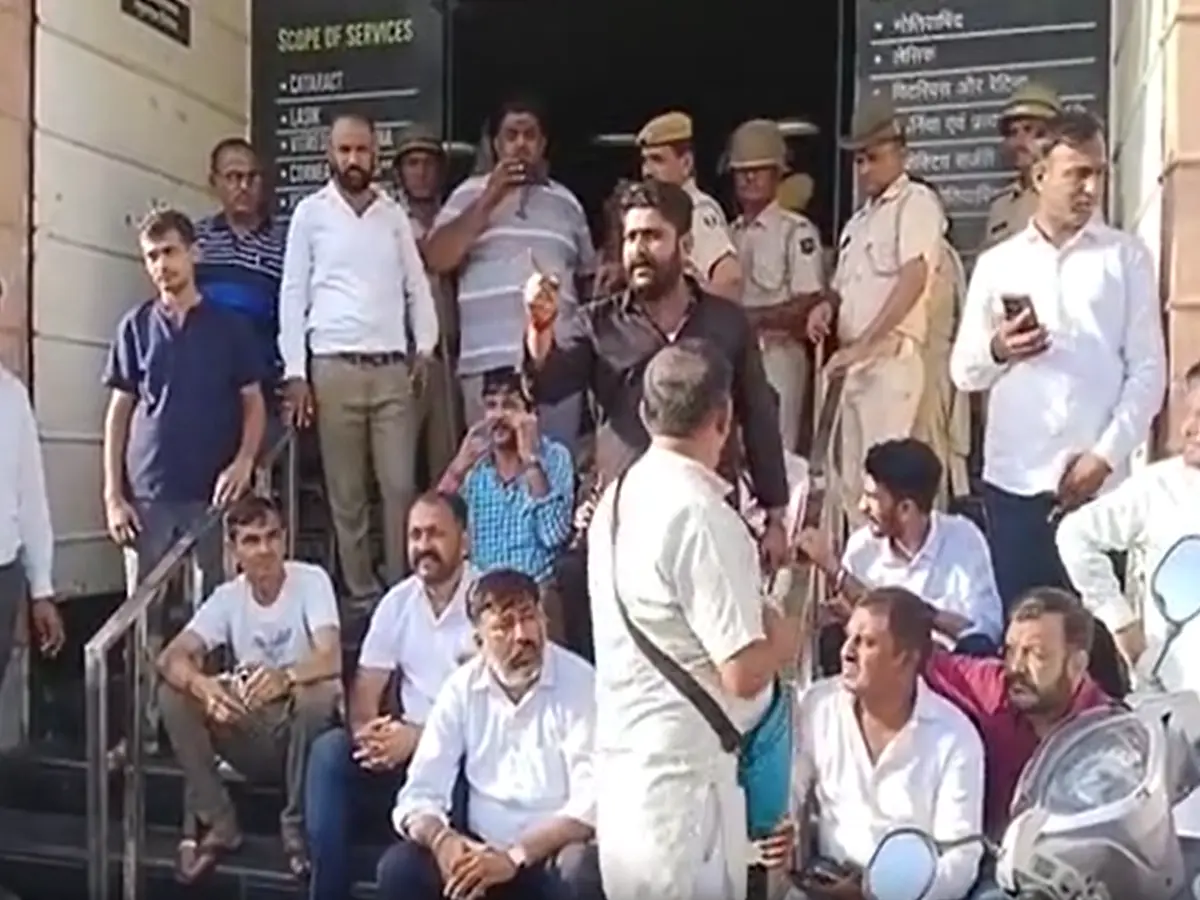 Jodhpur: डॉक्टर की लापरवाही से गई मासूम की जान! परिजनों का अस्पताल के बाहर हंगामा