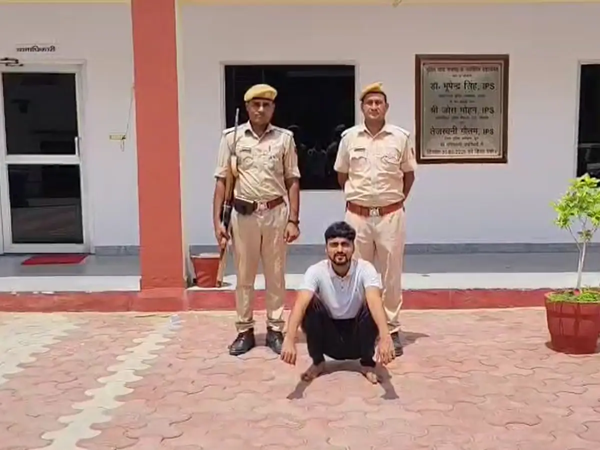Churu News: फर्जी दस्तावेजों से खोल दिया बैंक खाता, साइबर धोखाधड़ी के मामले में एक आरोपी अरेस्ट Churu News: फर्जी दस्तावेजों से खोल दिया बैंक खाता, साइबर धोखाधड़ी के मामले में एक आरोपी अरेस्ट
