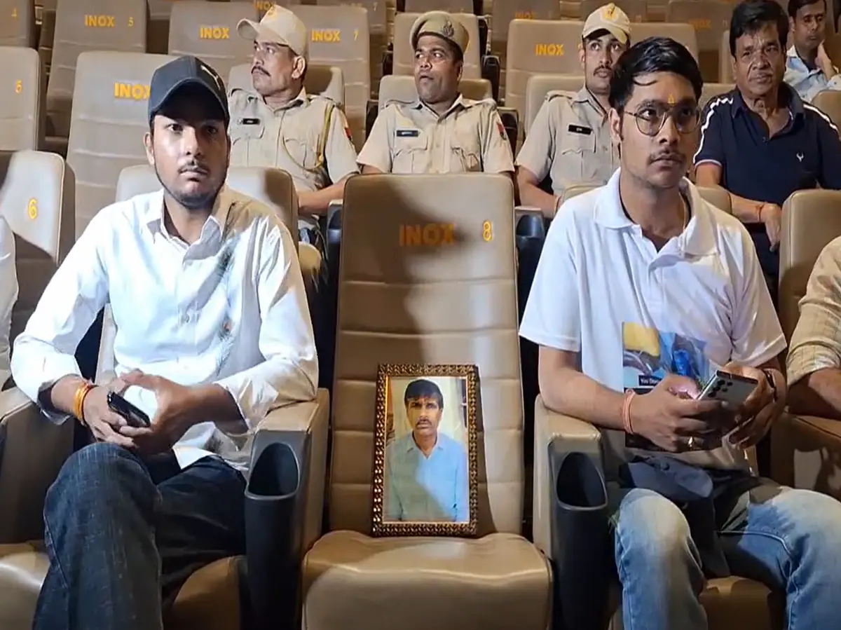 पिता की फोटो को साथ लेकर Udaipur Files देखने पहुंचे कन्हैयालाल के दोनों बेटे, देखने वाले हुए इमोशनल