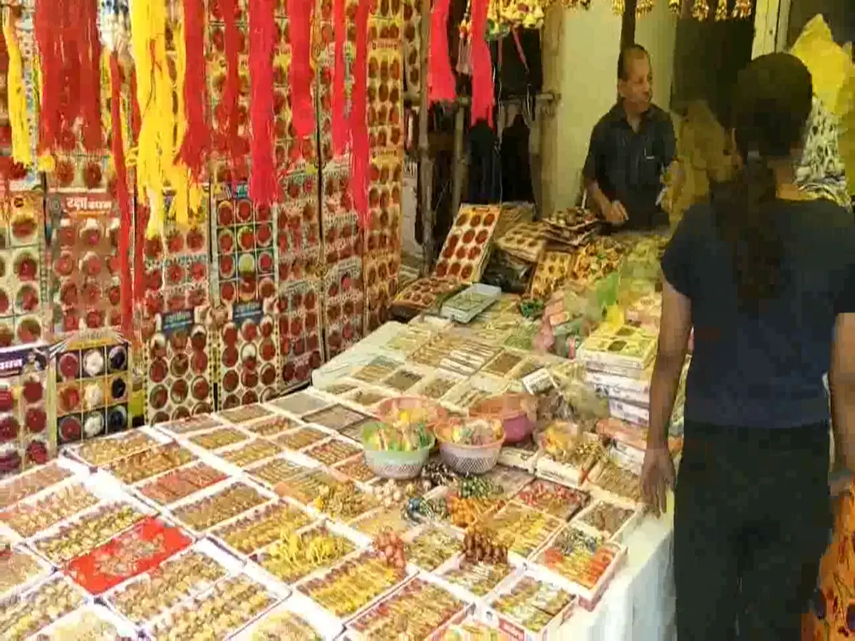 Raksha Bandhan 2025: रक्षाबंधन पर स्वदेशी राखियों का दबदबा, चाइनीज राखियां हुईं नदारद