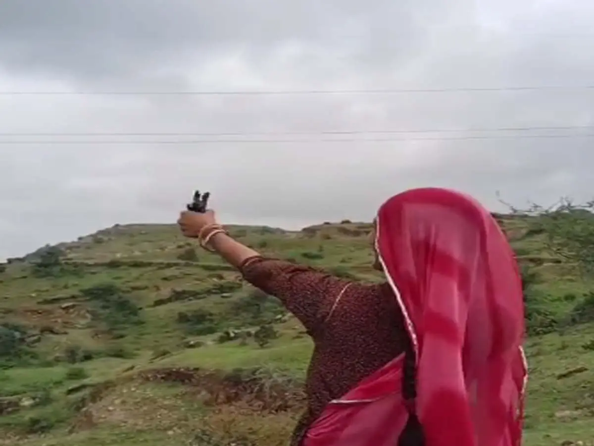 Rajsamand News : मिट्टी-गोबर का बीज गोला और गुलेल से निशाना, जहां गिरे वहां 2 रुपए में हरियाली