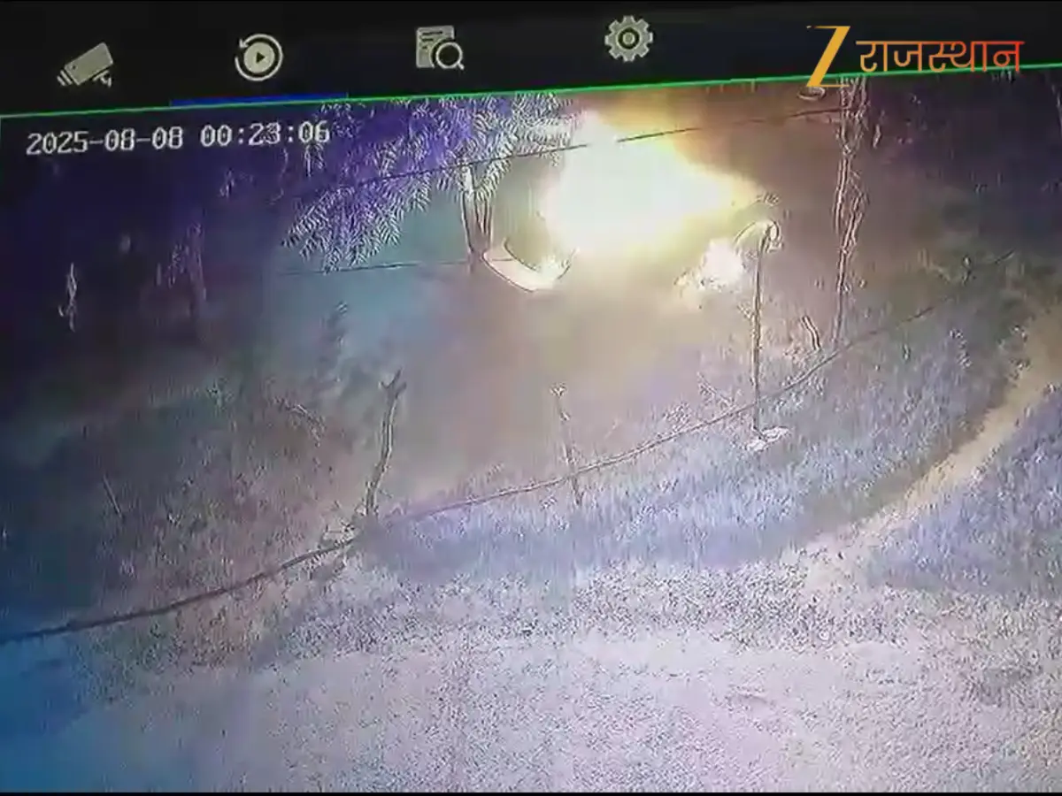 Viral Video: रात के सन्नाटे में आया नकाबपोश… लग्जरी कार में आग, फिर हुआ धमाका - देखें वीडियो
