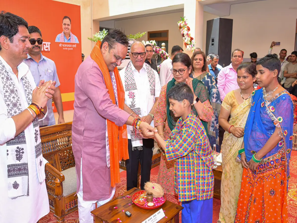 अब मैं निश्चिंत हूं..! दिव्यांग बहनों से राखी बंधवाकर भावुक हुए CM भजनलाल अब मैं निश्चिंत हूं..! दिव्यांग बहनों से राखी बंधवाकर भावुक हुए CM भजनलाल