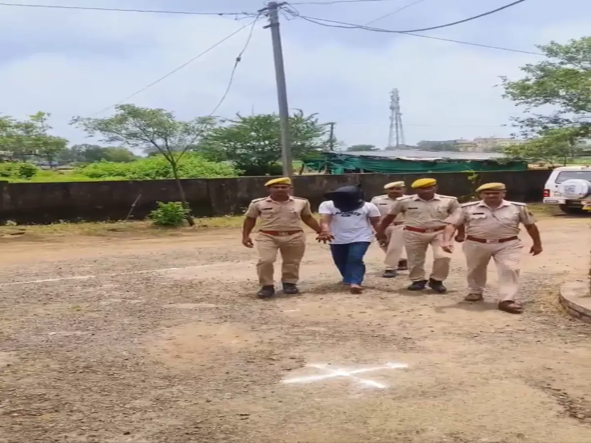 Pratapgarh News: 1 साल बाद लूट का मास्टरमाइंड सलाखों के पीछे! ऐसे पकड़ा गया फरार आरोपी Pratapgarh News: 1 साल बाद लूट का मास्टरमाइंड सलाखों के पीछे! ऐसे पकड़ा गया फरार आरोपी