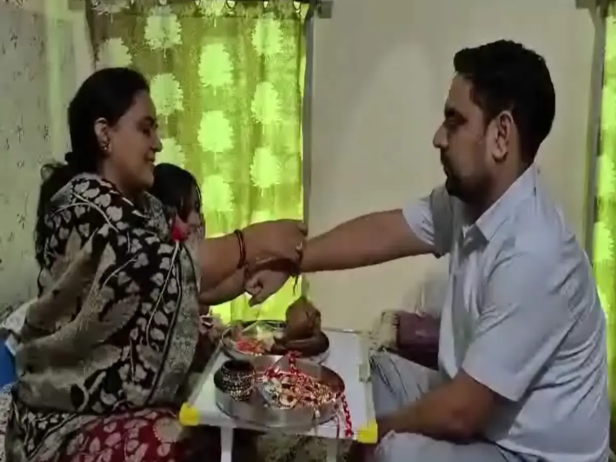 Sikar: राखी पर बहन का सबसे बड़ा तोहफा! दी किडनी, बचाई भाई की जान Sikar: राखी पर बहन का सबसे बड़ा तोहफा! दी किडनी, बचाई भाई की जान