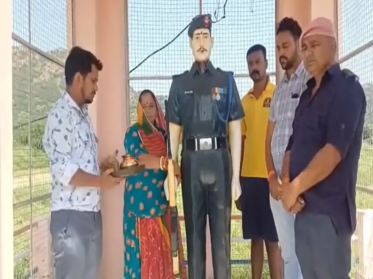 Jhunjhunu News: आंसुओं में भीग गई राखी, झुंझुनूं में रक्षाबंधन का सबसे भावुक दृश्य