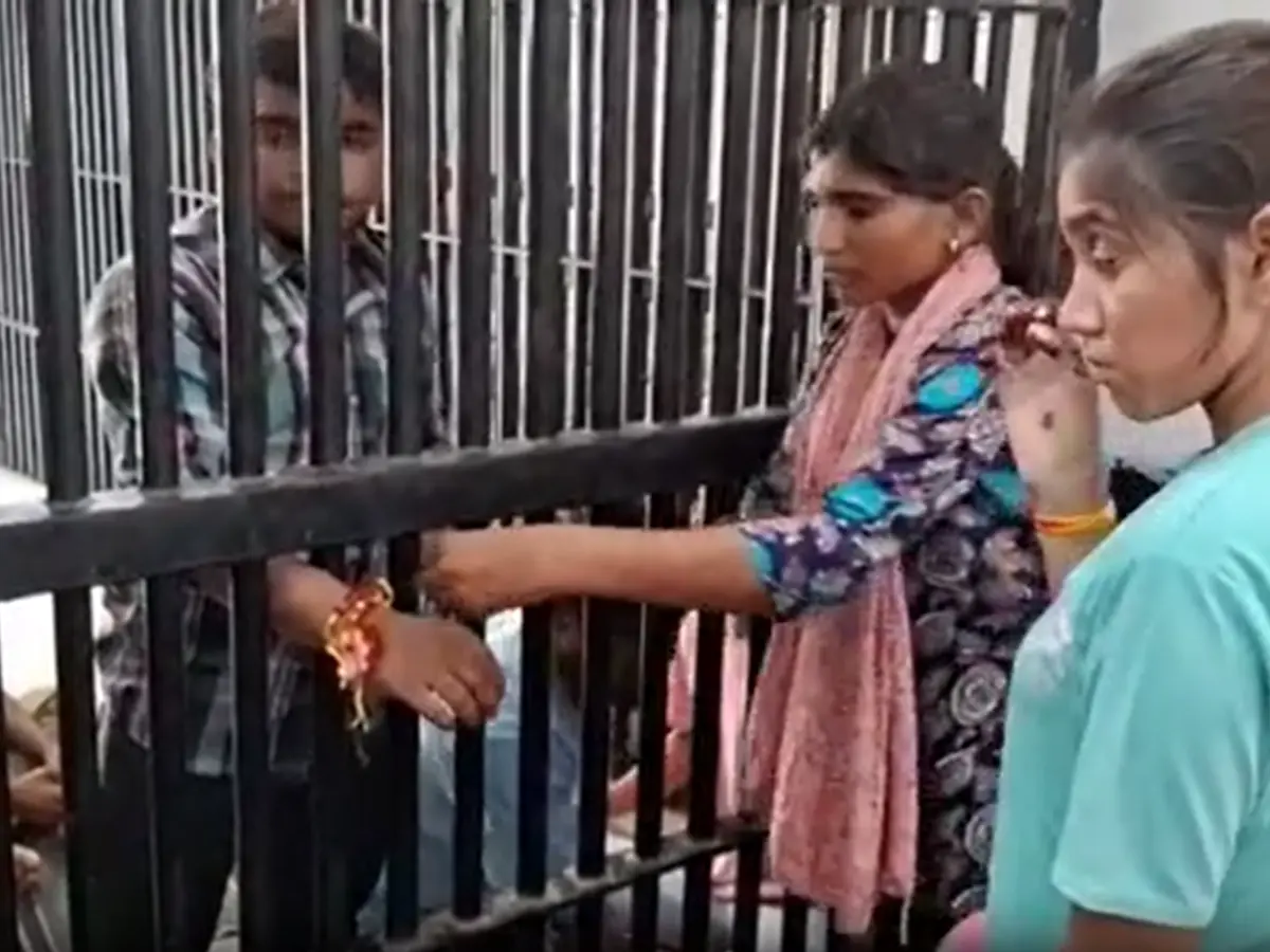 जेल में भाई-बहन के रिश्ते की अनोखी मिसाल, भावुक हुए कैदी जेल में भाई-बहन के रिश्ते की अनोखी मिसाल, भावुक हुए कैदी