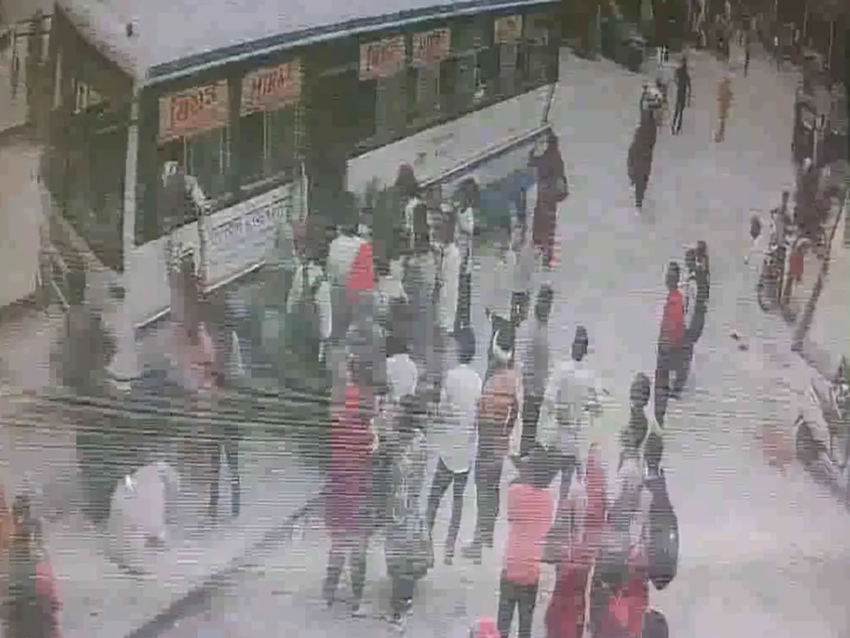 Sikar: बस स्टैंड पर चोरी का हाईवोल्टेज ड्रामा! दो जेबकतरे चढ़े पुलिस के हत्थे Sikar: बस स्टैंड पर चोरी का हाईवोल्टेज ड्रामा! दो जेबकतरे चढ़े पुलिस के हत्थे