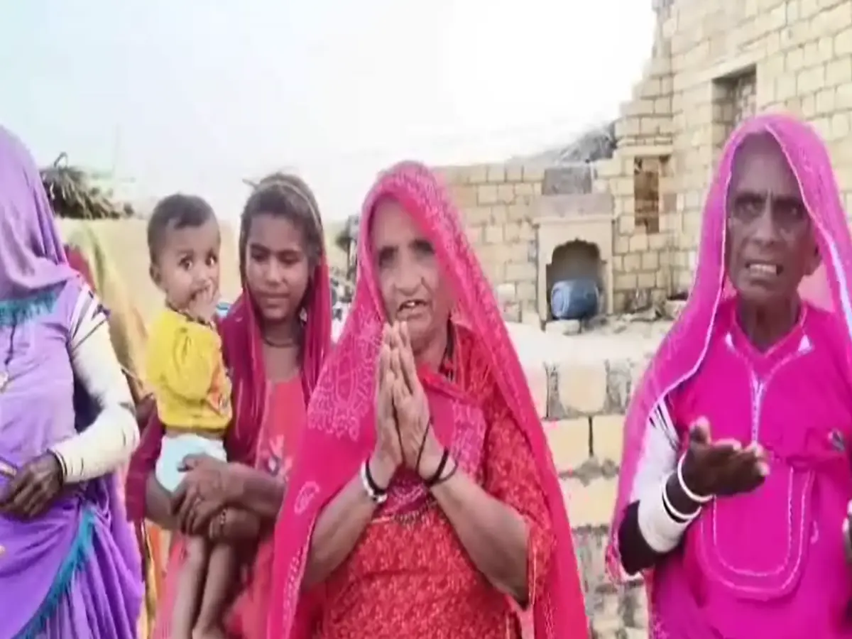 Jaisalmer: राखी के दिन सुनी कलाई, नम आंखें… सीमा पार भाइयों को तरसी बहनें Jaisalmer: राखी के दिन सुनी कलाई, नम आंखें… सीमा पार भाइयों को तरसी बहनें