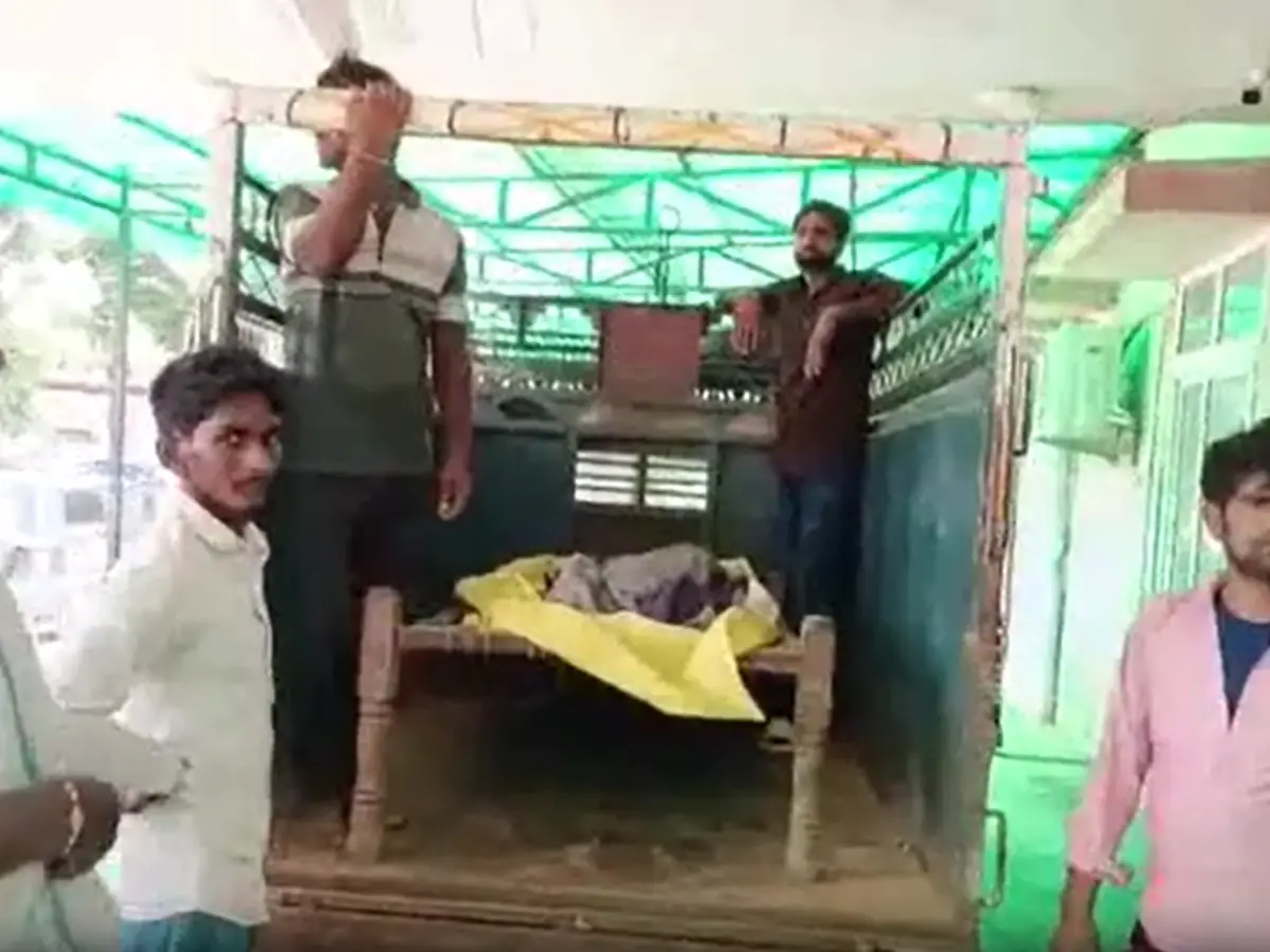 पटरी पर दौड़ती ट्रेन की चपेट में आई महिला, चार मासूमों के सिर से उठा मां का साया